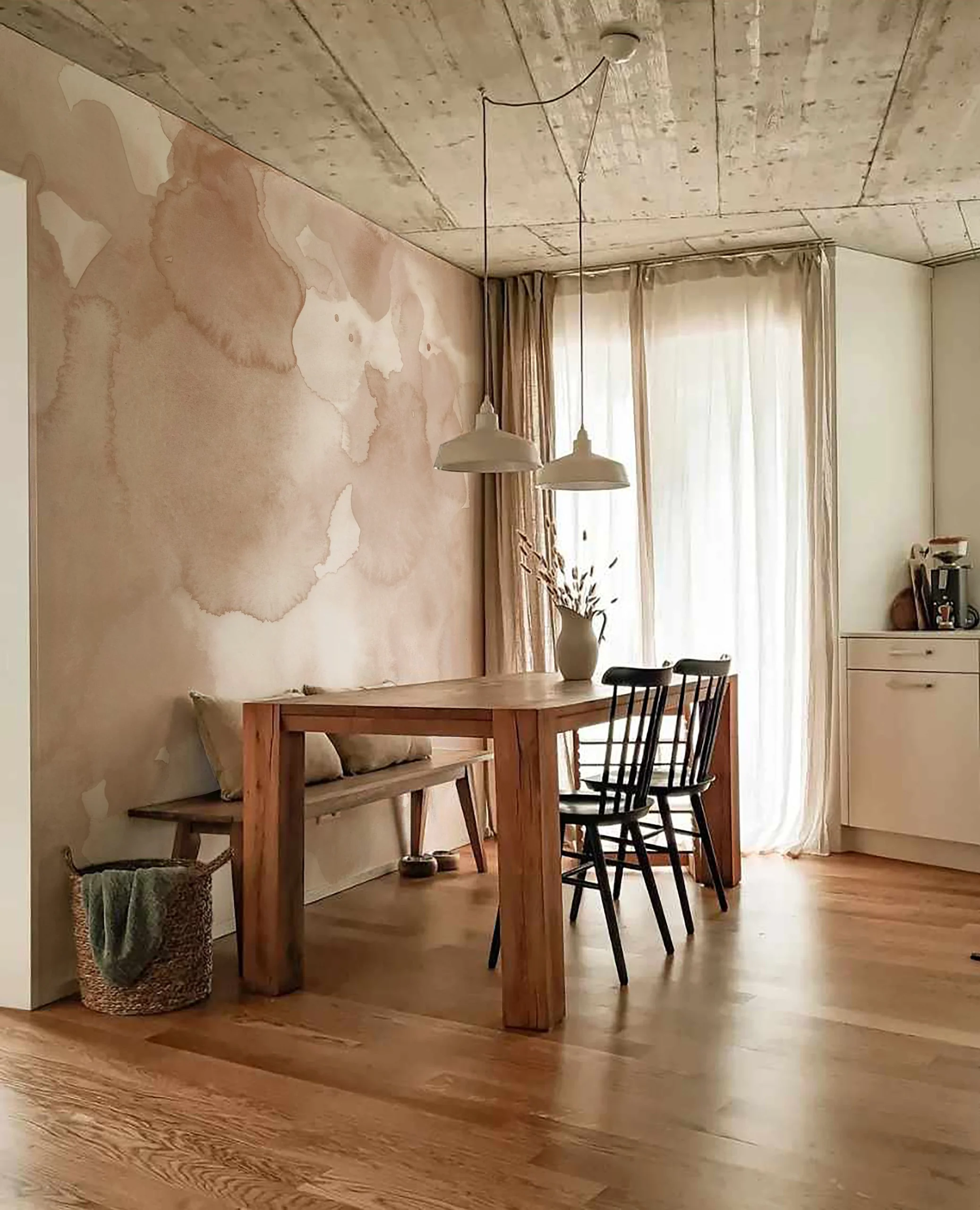 Illustration de la collection Motifs et textures par le papier peint Arelle, motif aquarelle beige rosé dans une salle à manger bois clair.