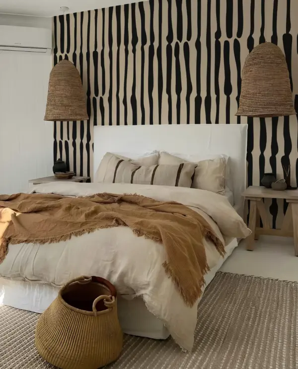 Le papier Aureb va styliser votre pièce avec un motif linéaire vertical moderne et chalereux. Illustré ici dans une chambre à coucher.