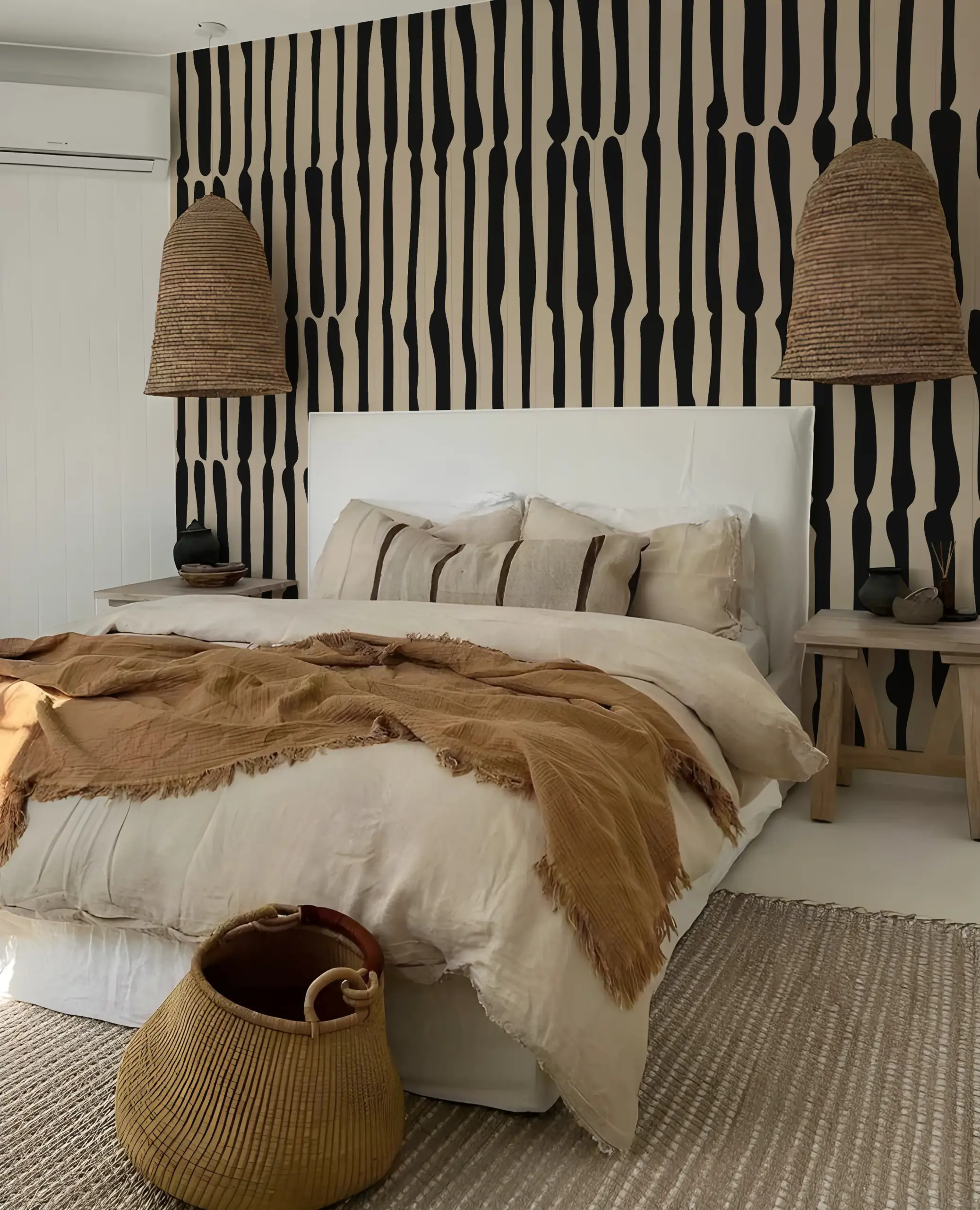 Le papier Aureb va styliser votre pièce avec un motif linéaire vertical moderne et chalereux. Illustré ici dans une chambre à coucher.