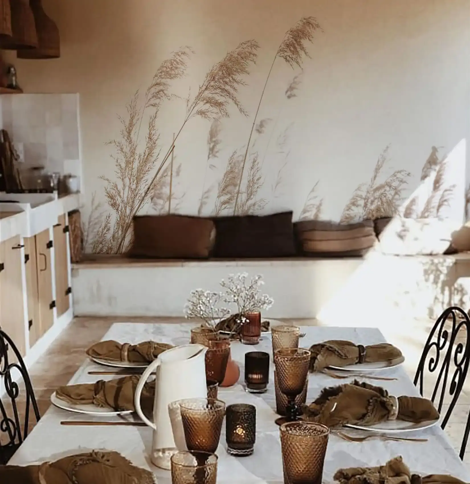 Mise en situation de Pampa, un papier peint sauvage, du blé sur fond blanc, pour un rendu chaleureux dans une pièce de vie.