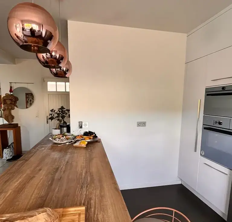 Retour client avant la pose d'un papier peint dans une cuisine, où un petit mur était complètement blanc.