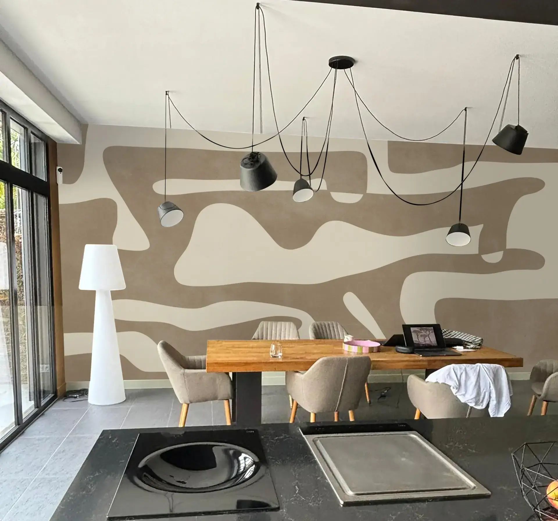 Retour d'un client après la pose du papier peint Boho pour un résultat moderne grâces aux motifs beiges abstraits.