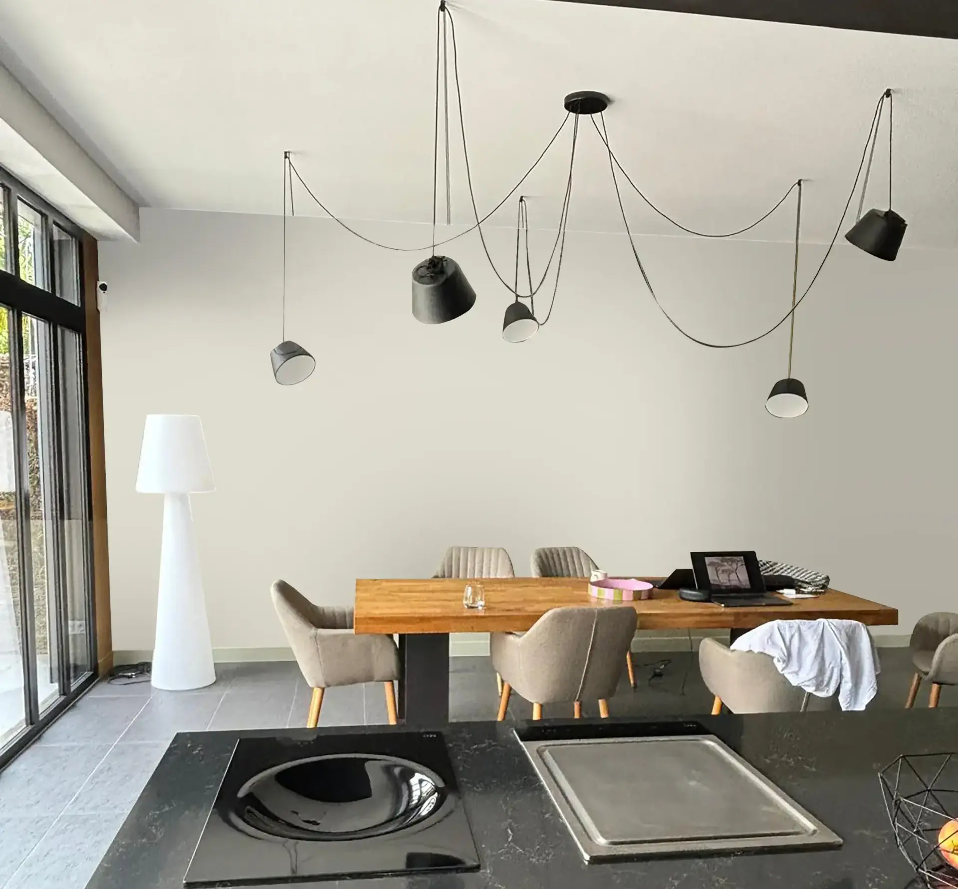 Retour d'un client avant la pose d'un papier peint dans une salle à manger où un grand mur blanc était inexploité.