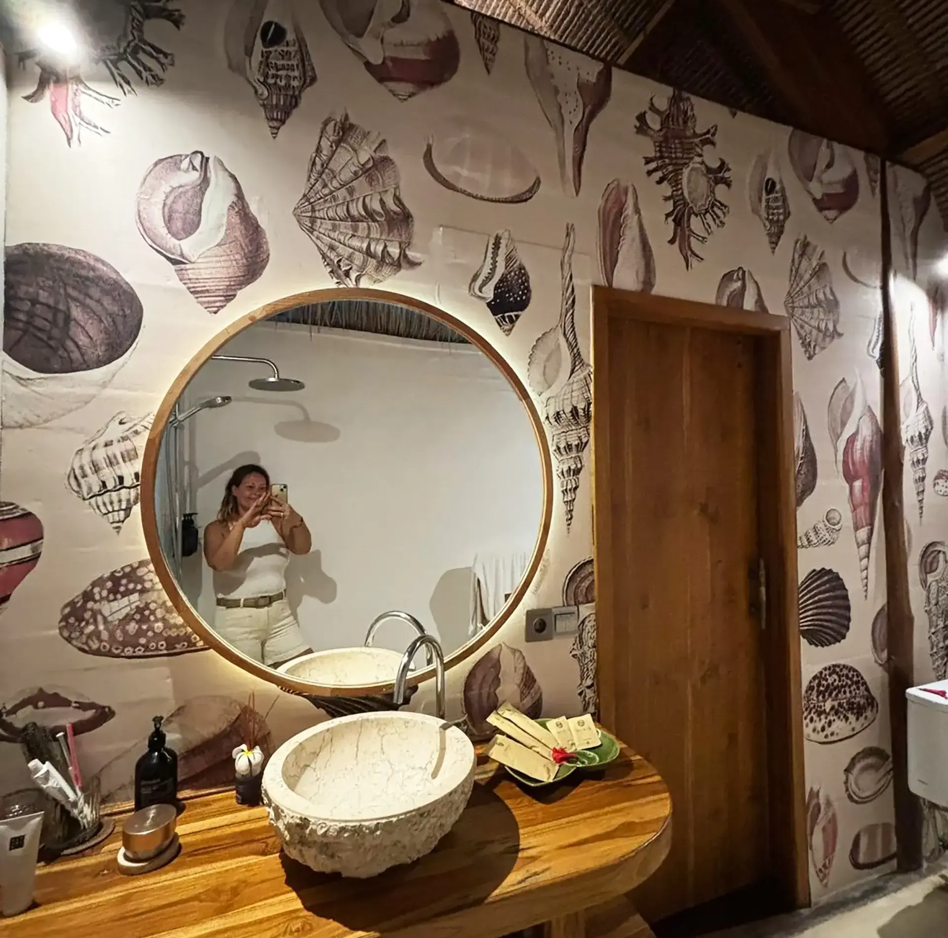 Retour d'un client avant le remplacement d'un ancien papier peint aux motifs de coquillages.