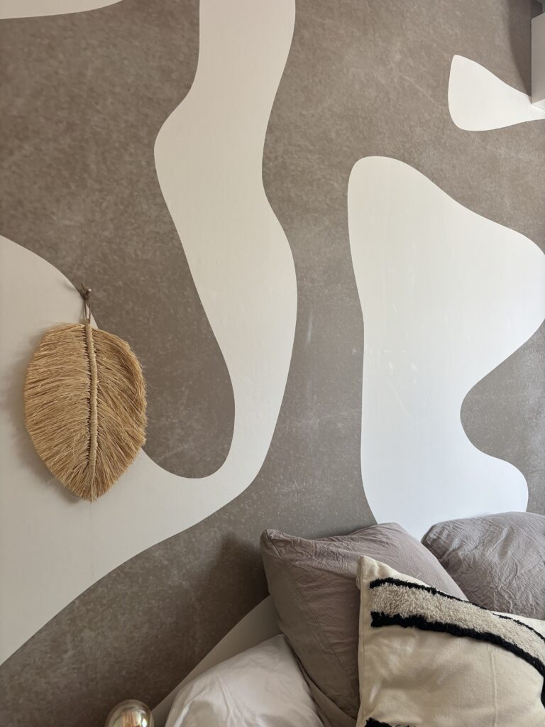 Photo de la pose chez Maëva D., papier peint BOHO beige